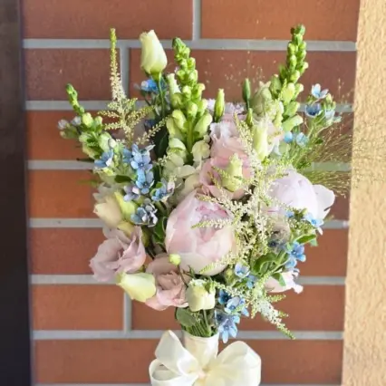 Buchet mireasă/nașă elegant cu bujori și eustoma