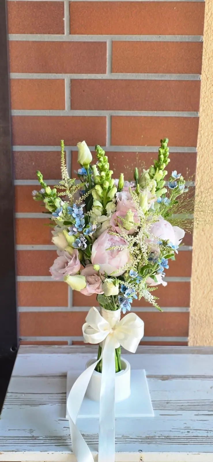 Buchet mireasă/nașă elegant cu bujori și eustoma