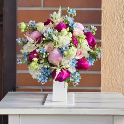 Buchet de mireasă cu bujori și flori delicate în nuanțe pastel