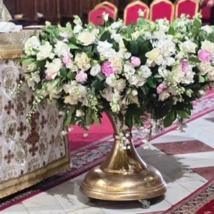 Aranjament floral opulent pentru cristelniță, alb și roz pal