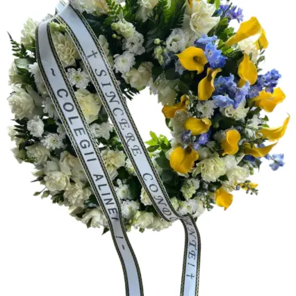Coroană funerară cu crizanteme, cale și delfinium