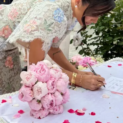 Buchet elegant de bujori roz pentru mireasă