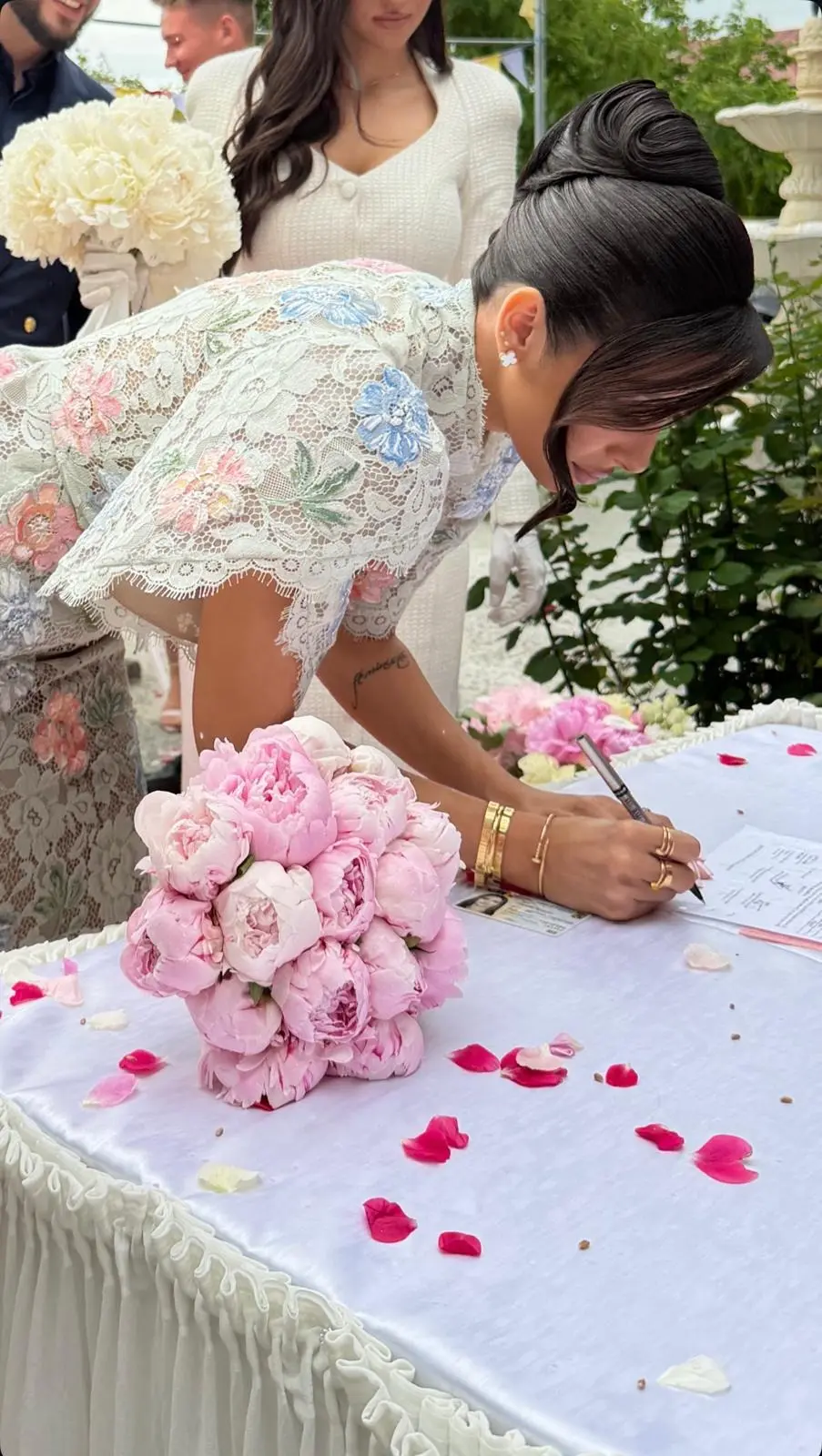 Buchet elegant de bujori roz pentru mireasă