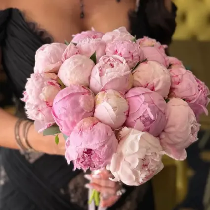 Buchet elegant de mireasă sau nașă din bujori roz, plin de delicatețe