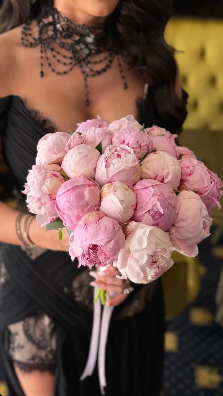 Buchet elegant de mireasă sau nașă din bujori roz, plin de delicatețe