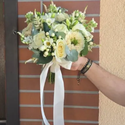 Buchet de mireasă elegant cu trandafiri și frezii