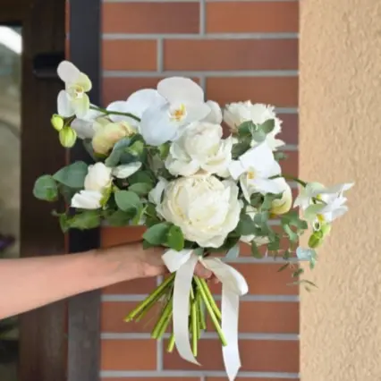 Buchet de mireasă elegant cu bujori și orhidee albe