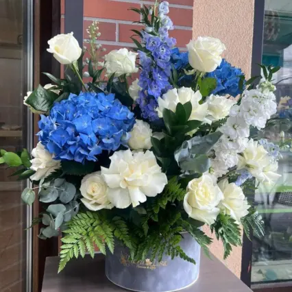 Aranjament elegant cu hortensii și trandafiri albastri și albi