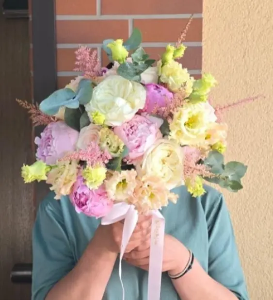 Set Buchete de Nuntă cu Cale, Bujori și Lisianthus - imagine 3