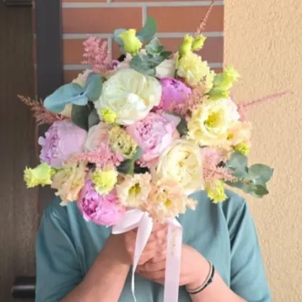 Buchet de mireasă romantic cu bujori și trandafiri roz-crem