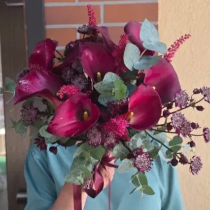 Buchet elegant de Cale mov și eucalipt