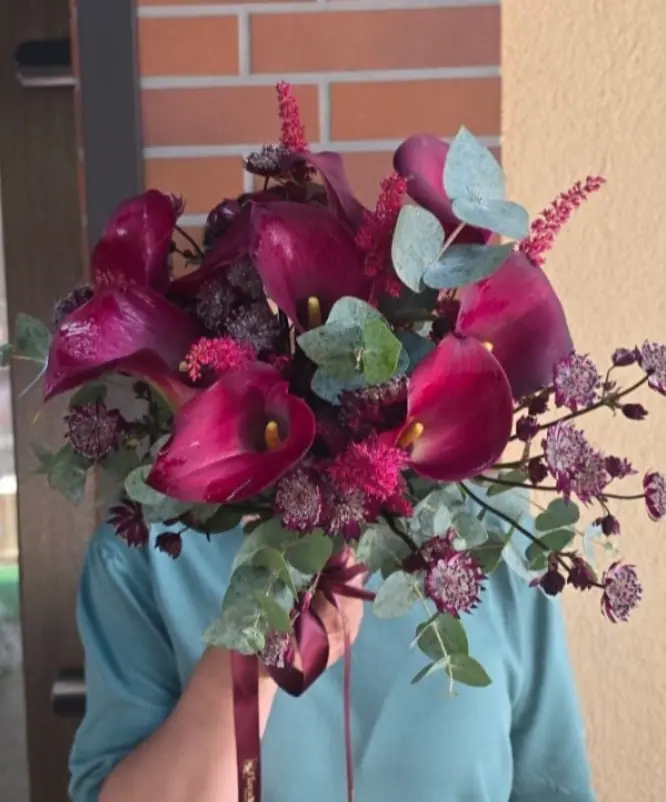 Buchet elegant de Cale mov și eucalipt