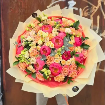Buchet opulent cu bujori, mini-roze și eustoma în culori vibrante