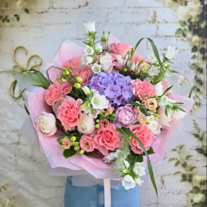 Buchet special cu trandafiri, hortensie și bujori