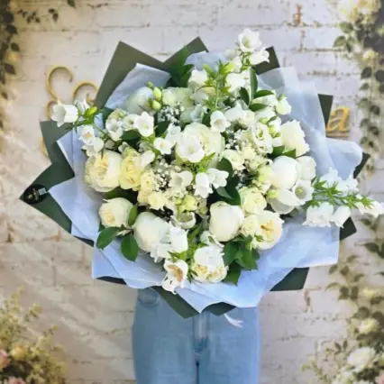 Buchet elegant cu trandafiri și bujori albi