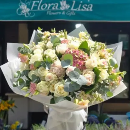 Buchet splendid cu 55 flori: trandafiri, bujori și hortensii