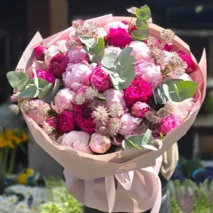 Buchet impresionant de 35 bujori roz cu eucalipt proaspăt