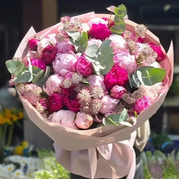 Buchet impresionant de 35 bujori roz cu eucalipt proaspăt
