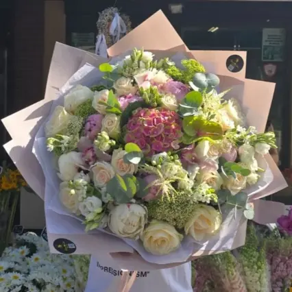 Buchet Larisa cu trandafiri, hortensie și bujori în nuanțe delicate