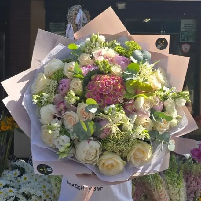 Buchet Larisa cu trandafiri, hortensie și bujori în nuanțe delicate