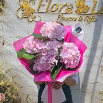 Buchet elegant cu 5 hortensii roz, simbol al grației și bucuriei