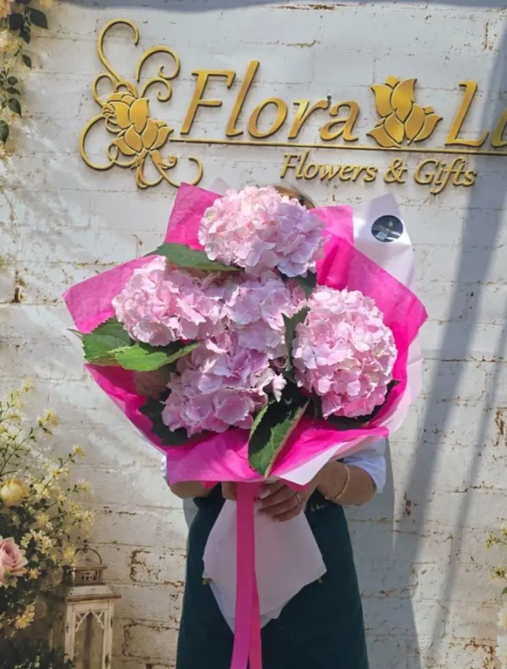 Buchet elegant cu 5 hortensii roz, simbol al grației și bucuriei