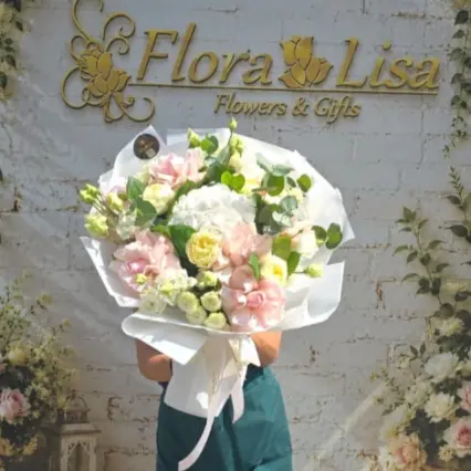 Buchet Delicat cu Hortensii, Bujori și Lisianthus