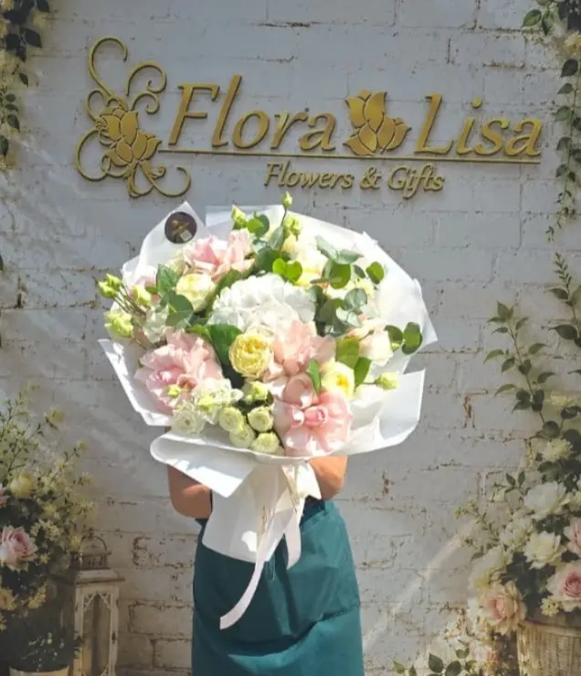 Buchet Delicat cu Hortensii, Bujori și Lisianthus
