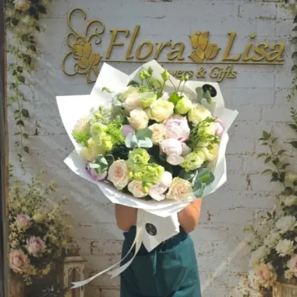 Buchet elegant cu trandafiri, bujori și lisianthus