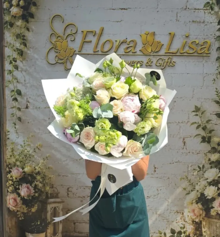Buchet elegant cu trandafiri, bujori și lisianthus