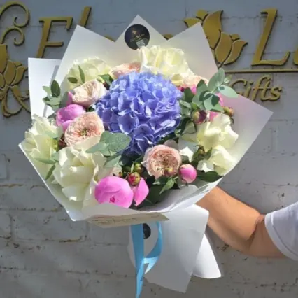 Buchet elegant cu hortensie, lisianthus și bujori