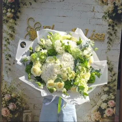 Buchet delicat cu hortensii, lisianthus și bujori albi