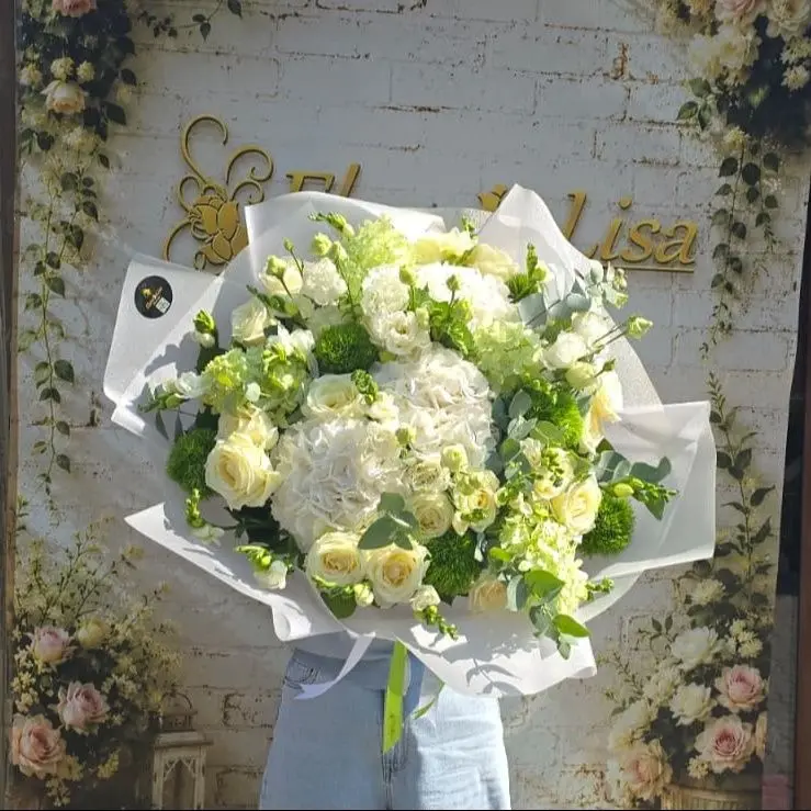 Buchet delicat cu hortensii, lisianthus și bujori albi