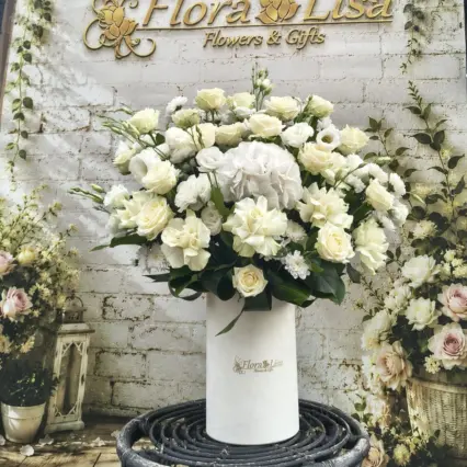 Aranjament floral alb elegant în cutie de catifea