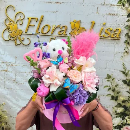 Aranjament floral colorat cu ursuleț și flori delicate